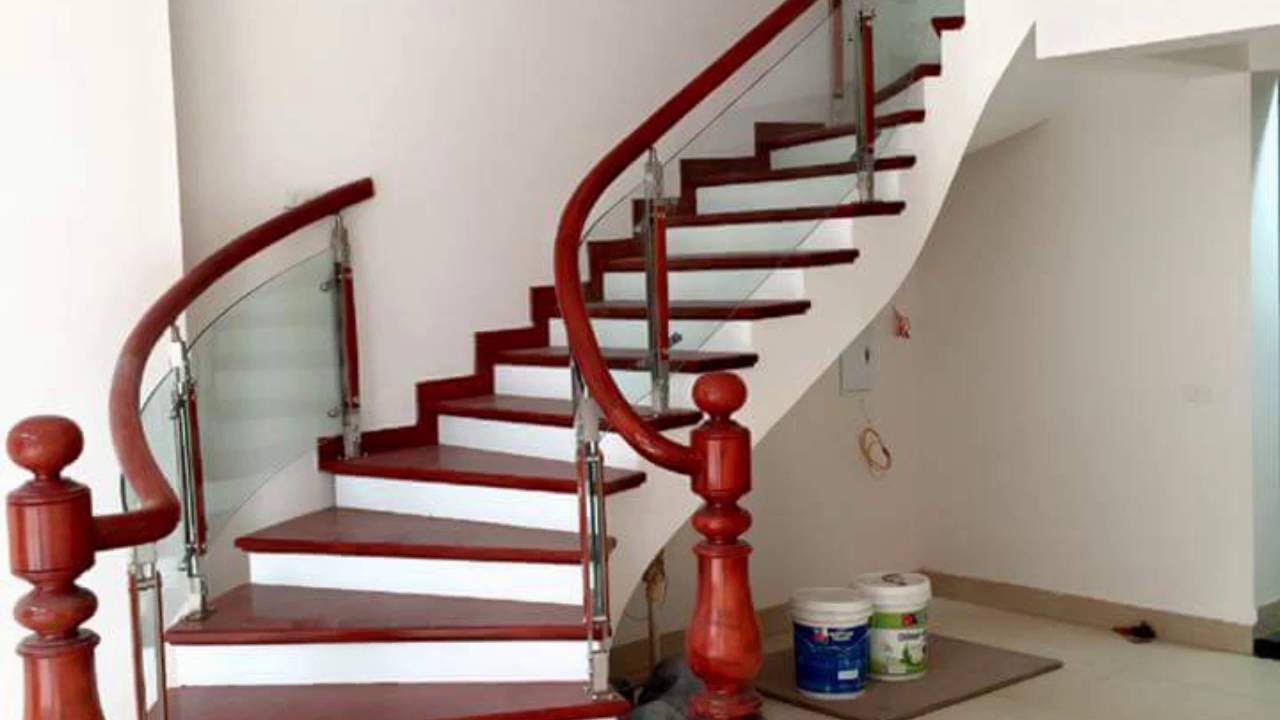 Ưu điểm của lan can cầu thang kính tay vịn gỗ