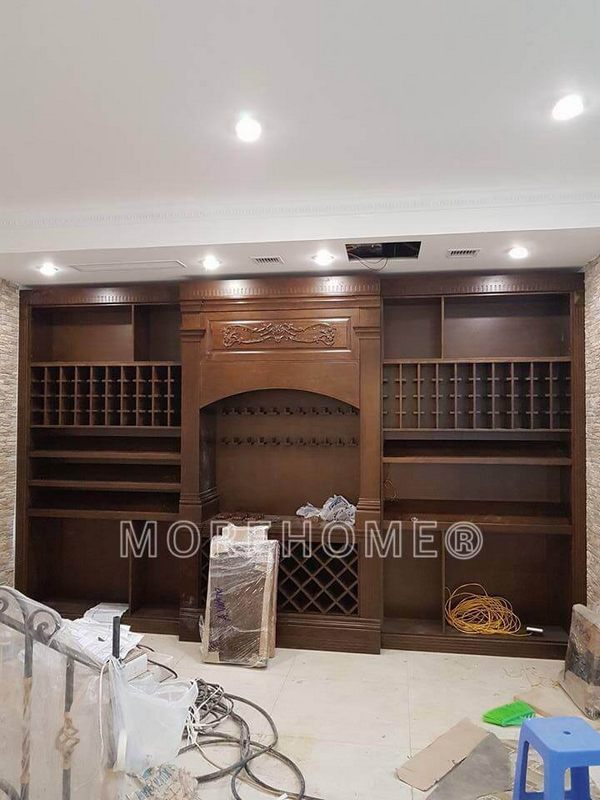 Trong các loại vật liệu sản xuất tủ rượu thì tủ rượu gỗ óc chó là sản phẩm nổi bật nhất, sử dụng chất liệu gỗ nhập khẩu, hình ảnh tủ rượu cũng quan trọng như là các loại rượu được lưu trữ.