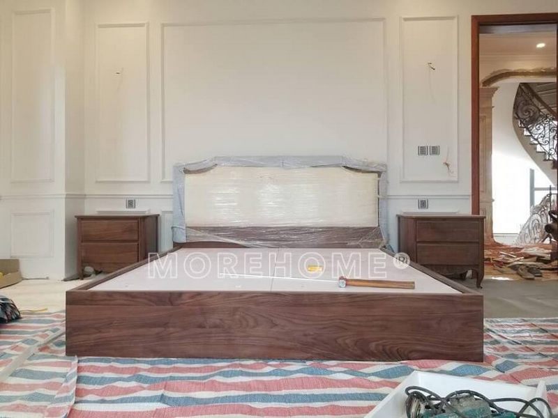 Thi công lắp đặt giường ngủ và tap đầu giường bằng gỗ tự nhiên óc chó nhập khẩu mang đến sự sang trọng, đẳng cấp cho phòng ngủ.
