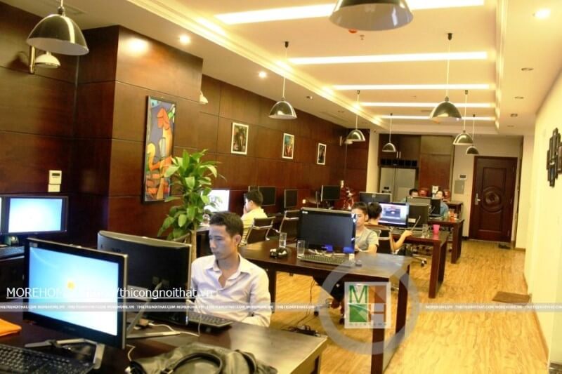 Phòng làm việc hiện đại với thiết kế bàn chữ I ghép đối giúp tiết kiệm không gian, đảm bảo tính riêng tư nhất định cho từng nhân viên