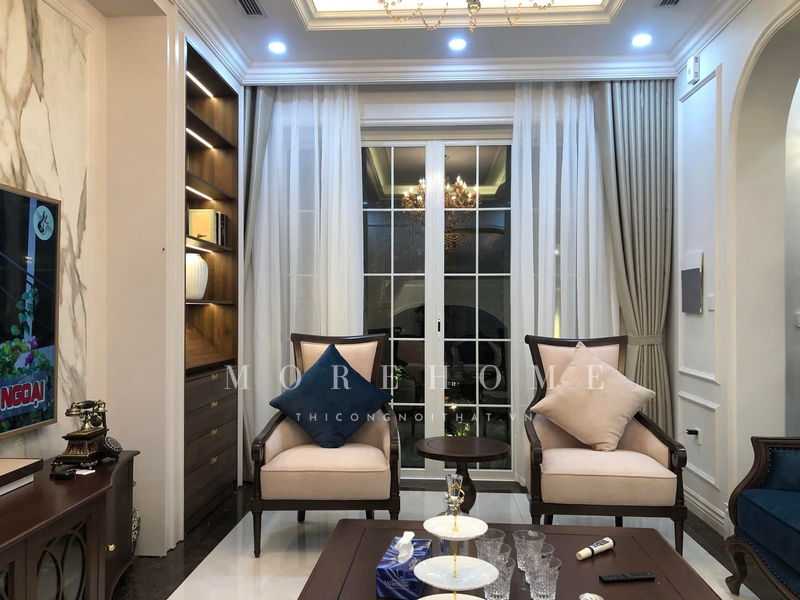 Thi công một chiếc sofa đơn khung gỗ óc chó bọc nỉ màu be tân cổ điển, kiểu dáng uyển chuyển mềm mại, mang đến thẩm mỹ cao cùng với sự thoải mái và tiện nghi nhất.